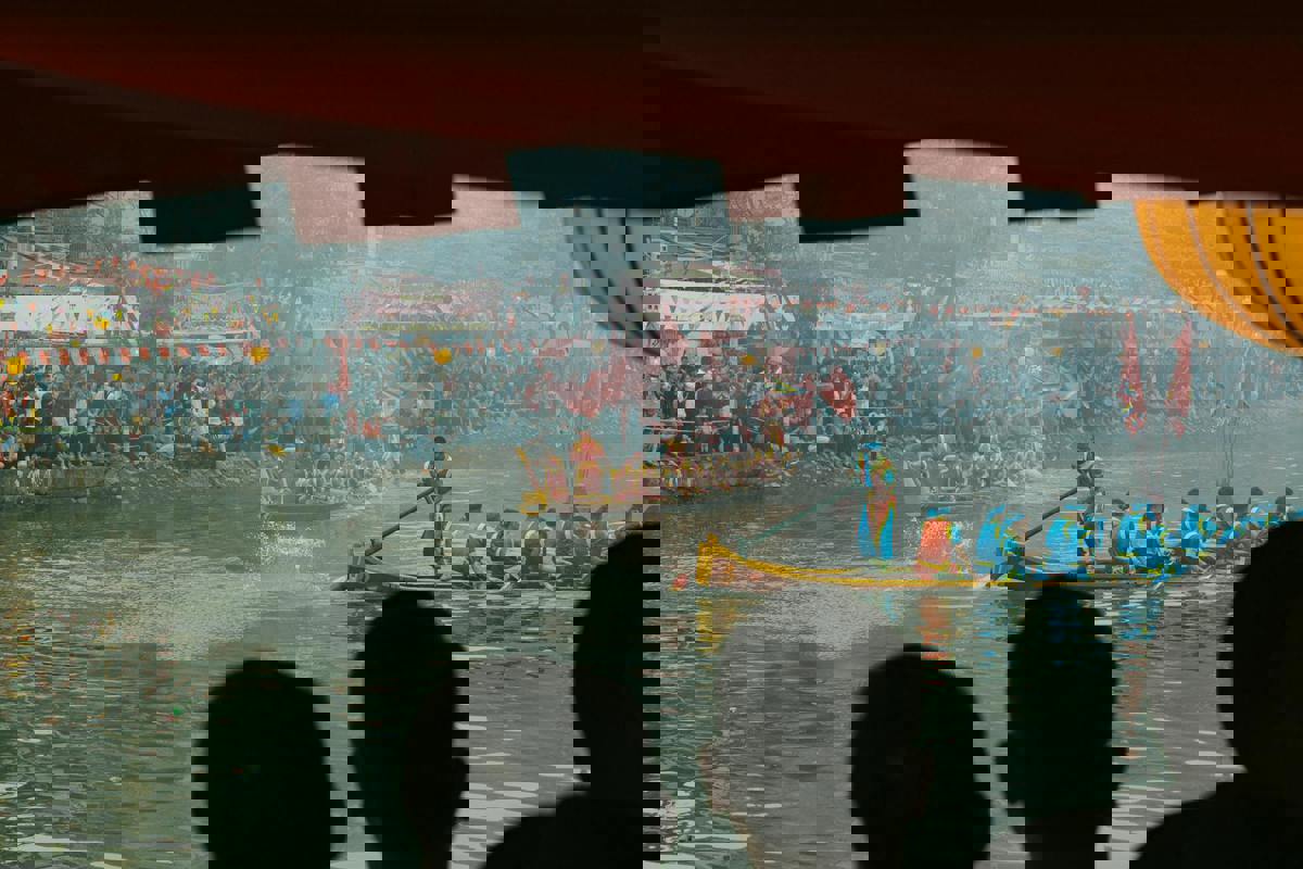 Rowing Teams Compete in Annual River Regatta Amid Strong Currents